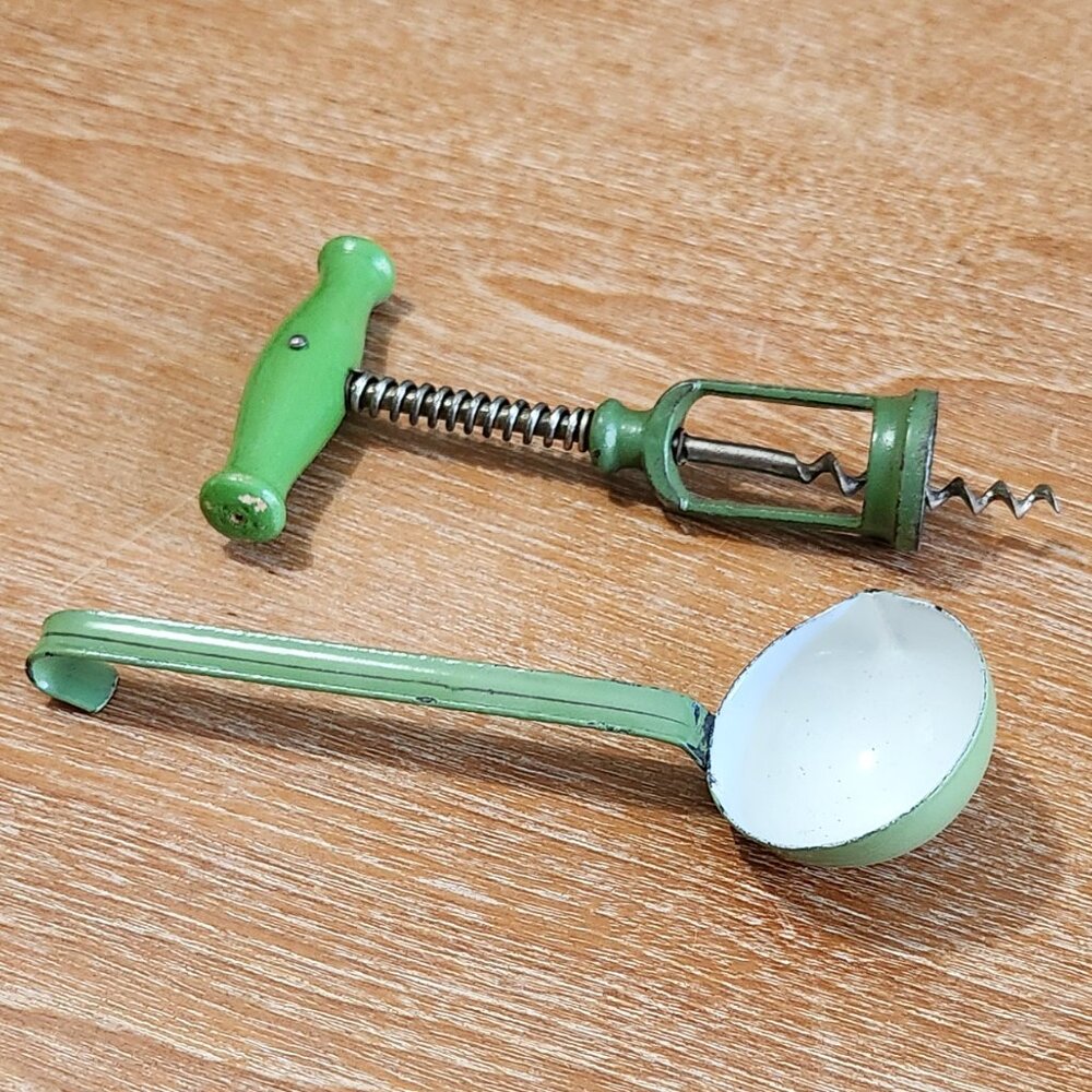 Vintage 1950's Green Enamelware Corkscrew and small ladle - Picture 2 of 3